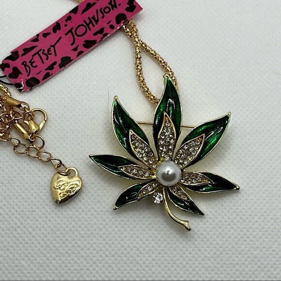 NECKLACE! Betsey Johnson Green Leaf with Pearl Festive and Fun BNWT - Picture 2 of 6